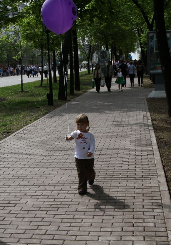 дети шарик так не улетит...